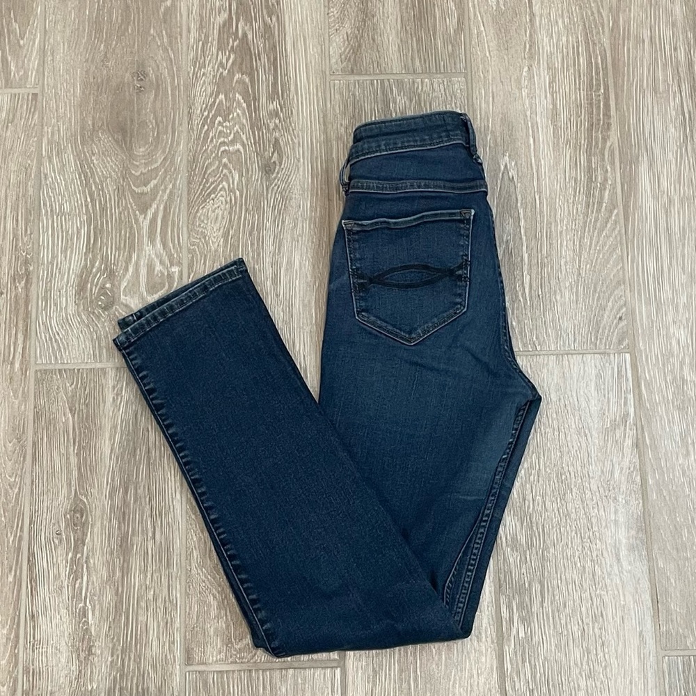 Abercrombie and Fitch Woman’s Straight Mid Rise dark jean size 4s (27w, 29L)